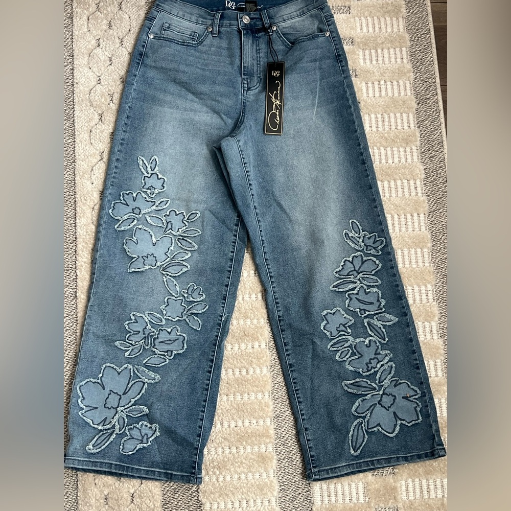 NWTS DG2 by Diane Gilman Any 3/$28 w/$4.99 ship  Floral Embroidered Cropped Jean - Picture 2 of 15